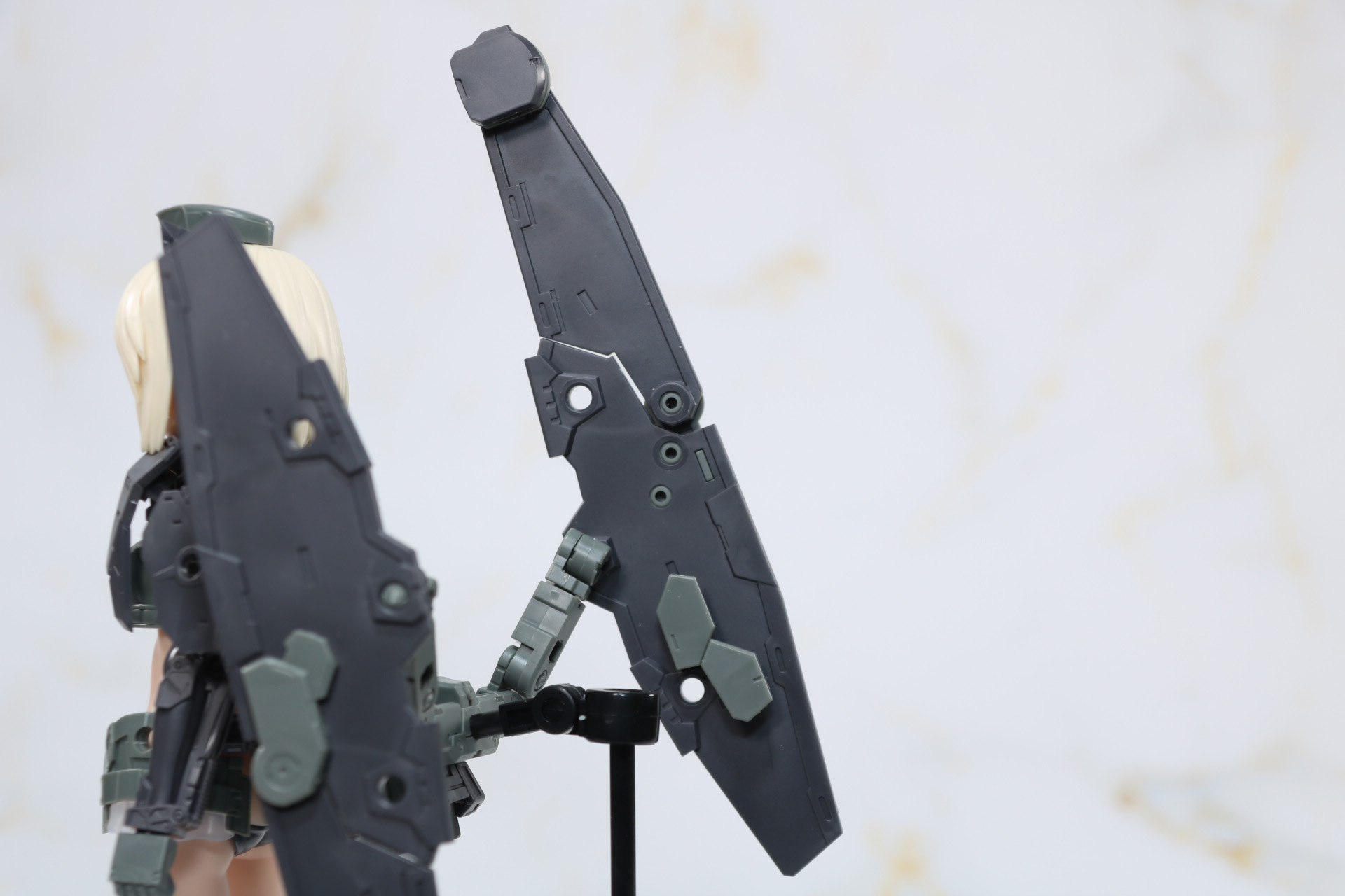 剣用アームを使用することで剣や大型長刀をマウントできる