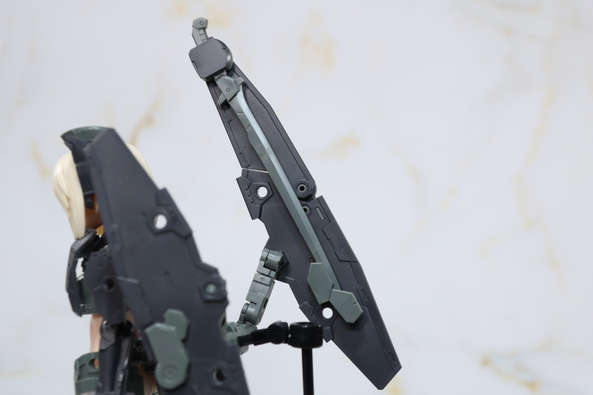 大型長刀は切っ先がはみ出るほどのサイズ比となっている