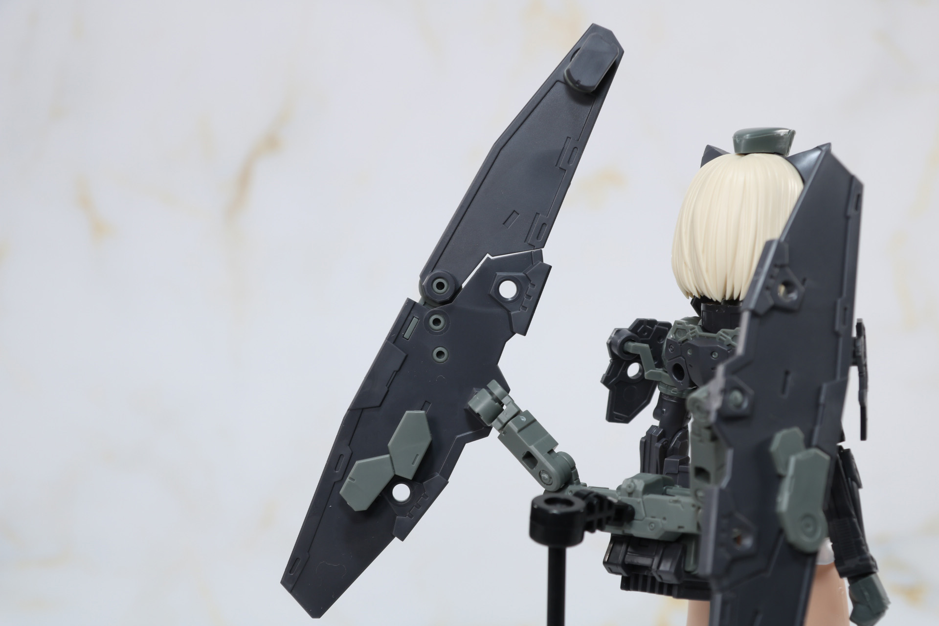 銃用アームでのマウント。グリップ部分を挟み込んで持たせることができる