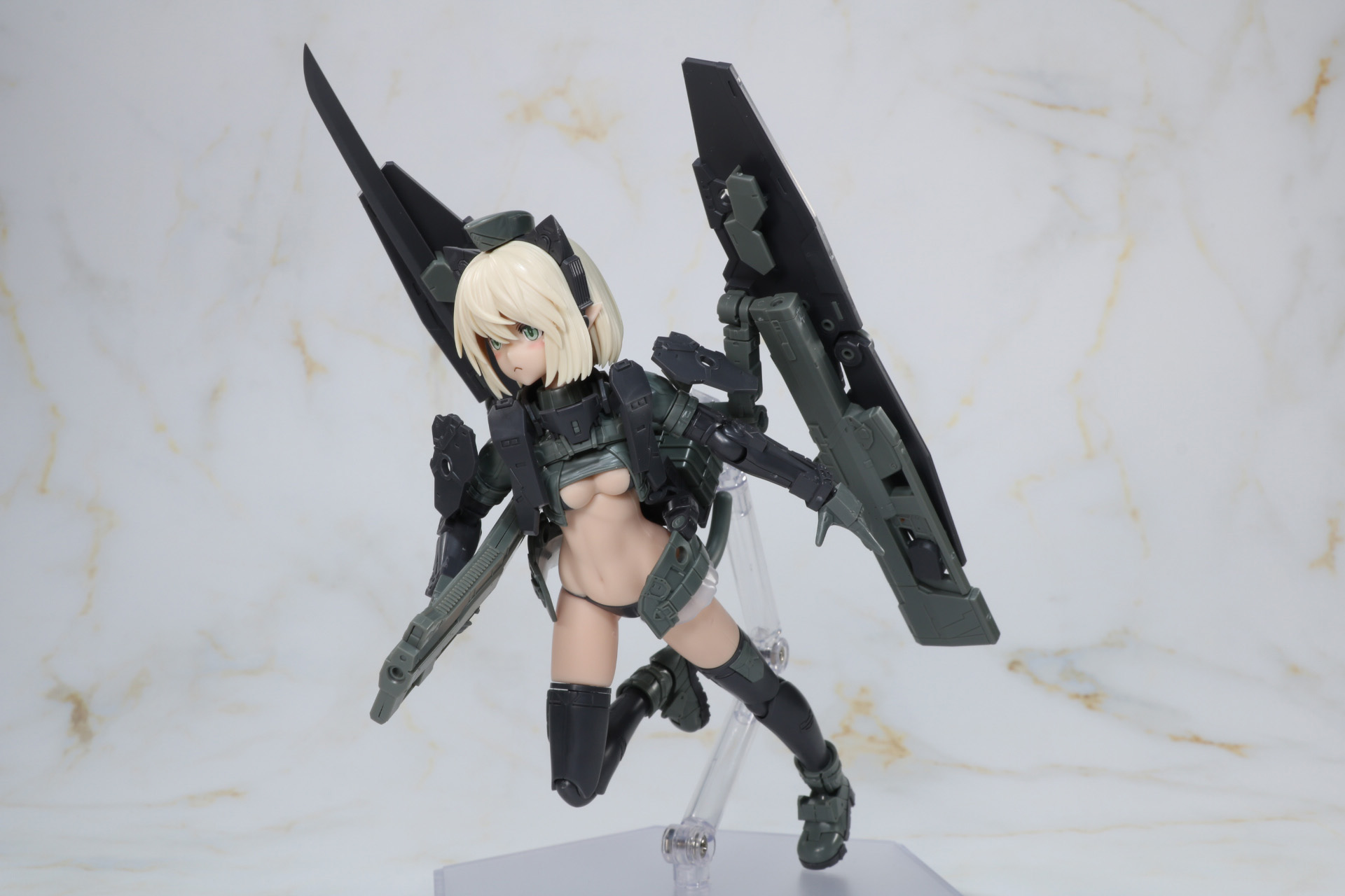 別売りの「ニューフライングベース」でポージングの幅がさらに広がる