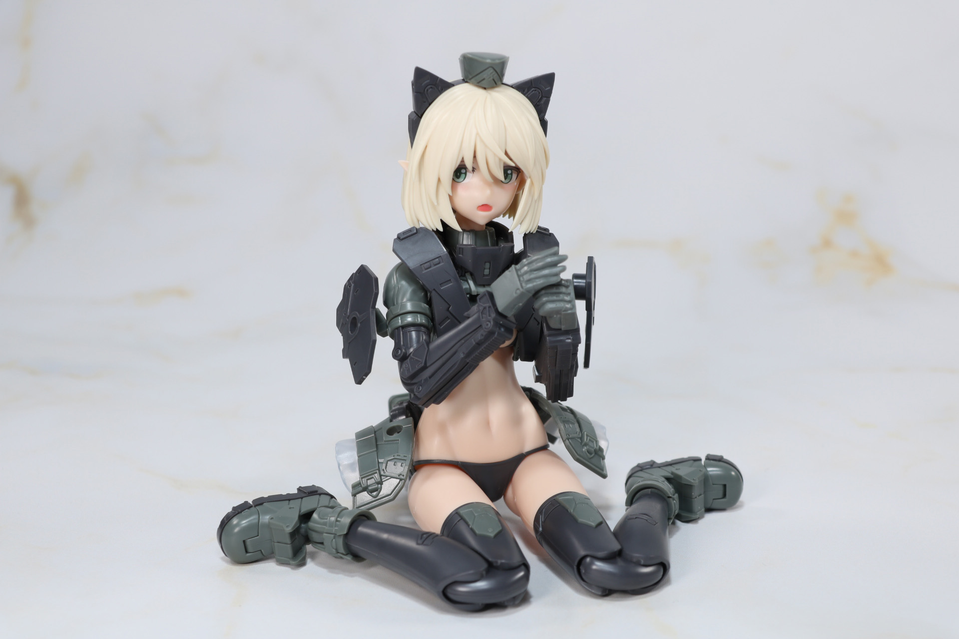 ぺたんと座り込んだポーズも可能