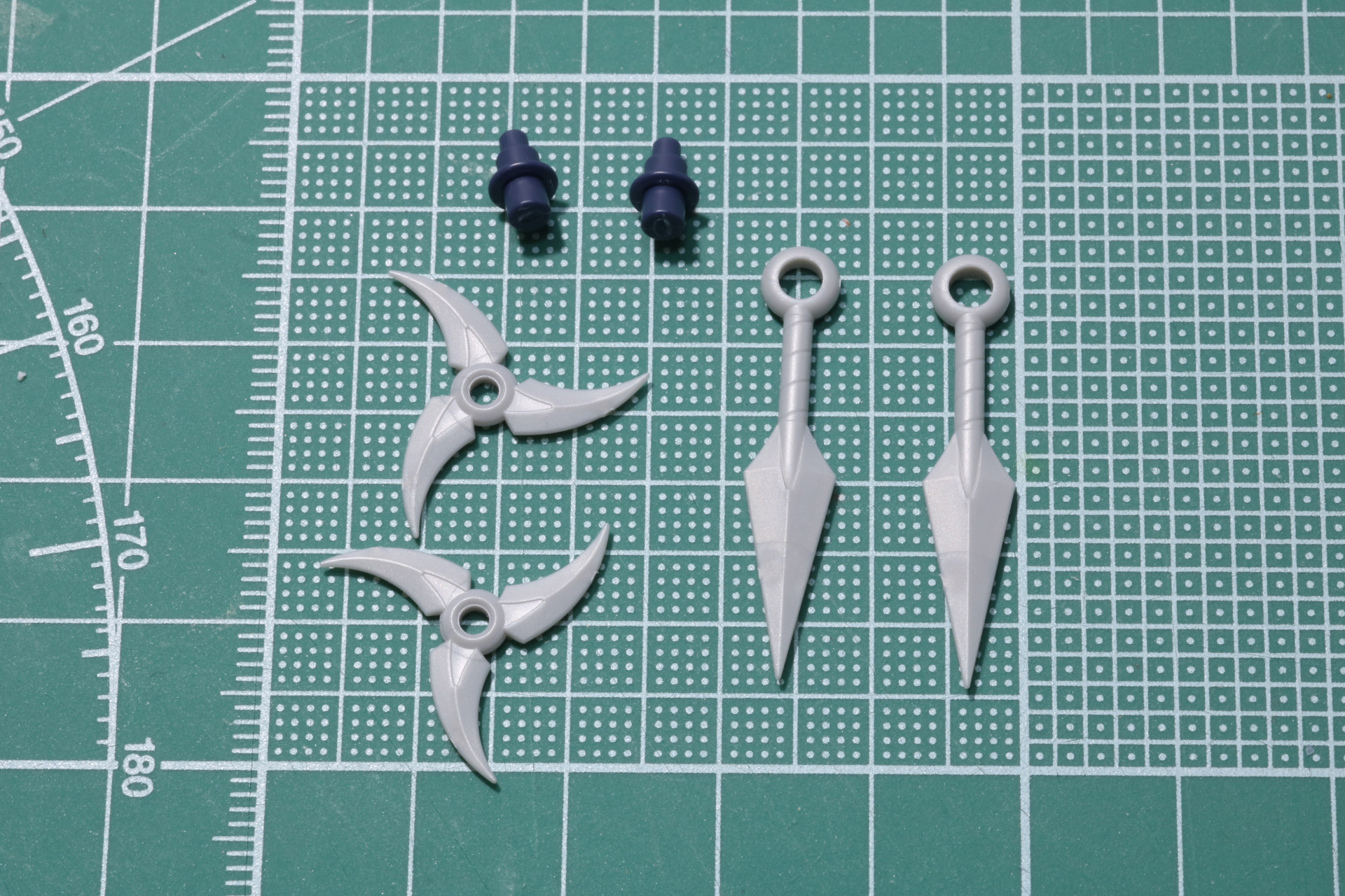 武器の苦無と手裏剣。両方の武器をマウントできるジョイントパーツも付属