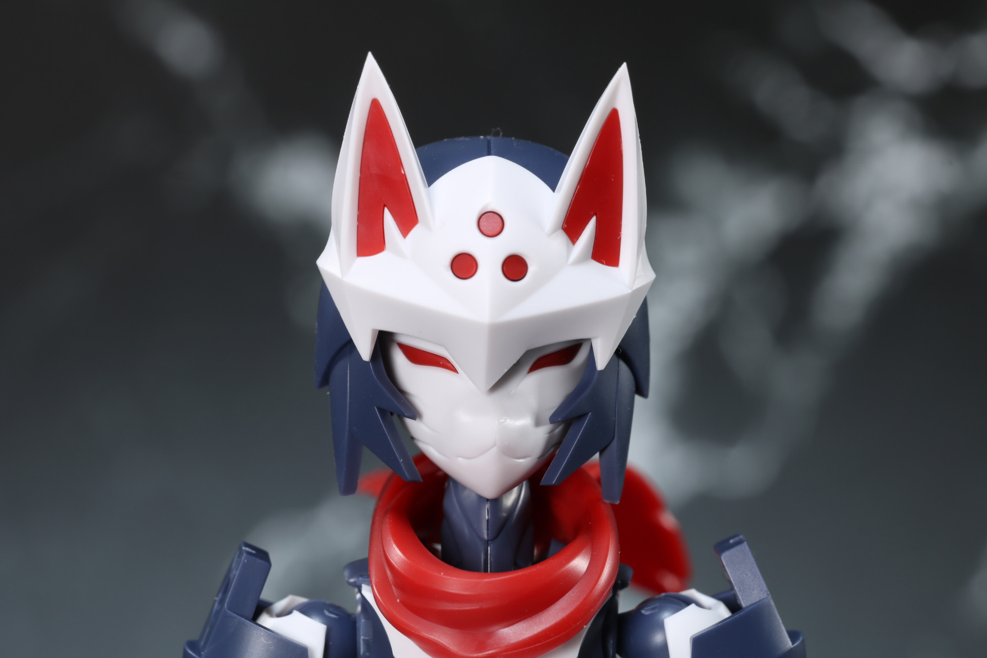 頭部はケモミミ型ヘッドギアと狐面で顔の見えない暗殺者らしい雰囲気