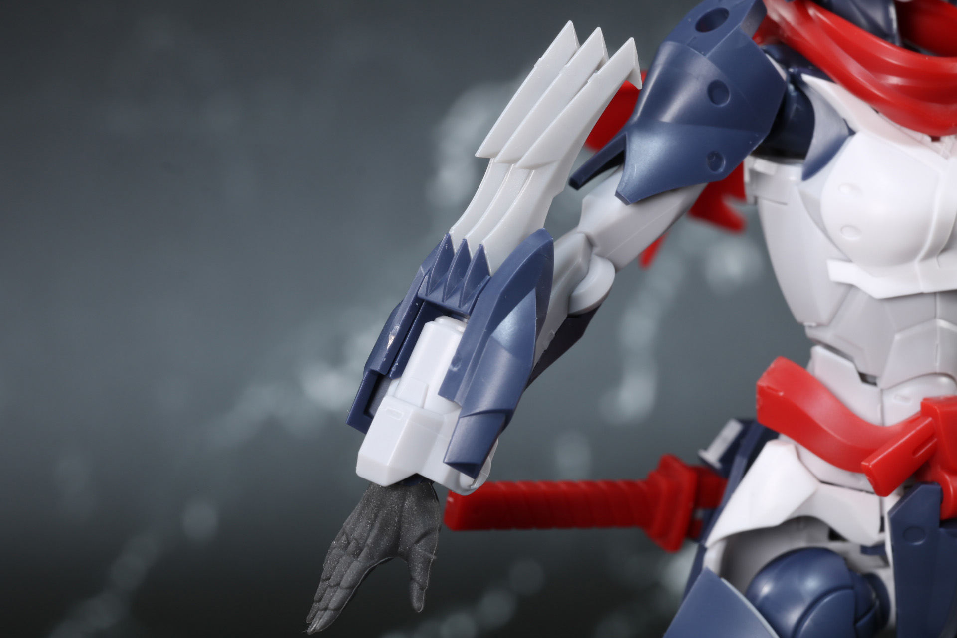 三連リストジョイントで装備された鉤爪