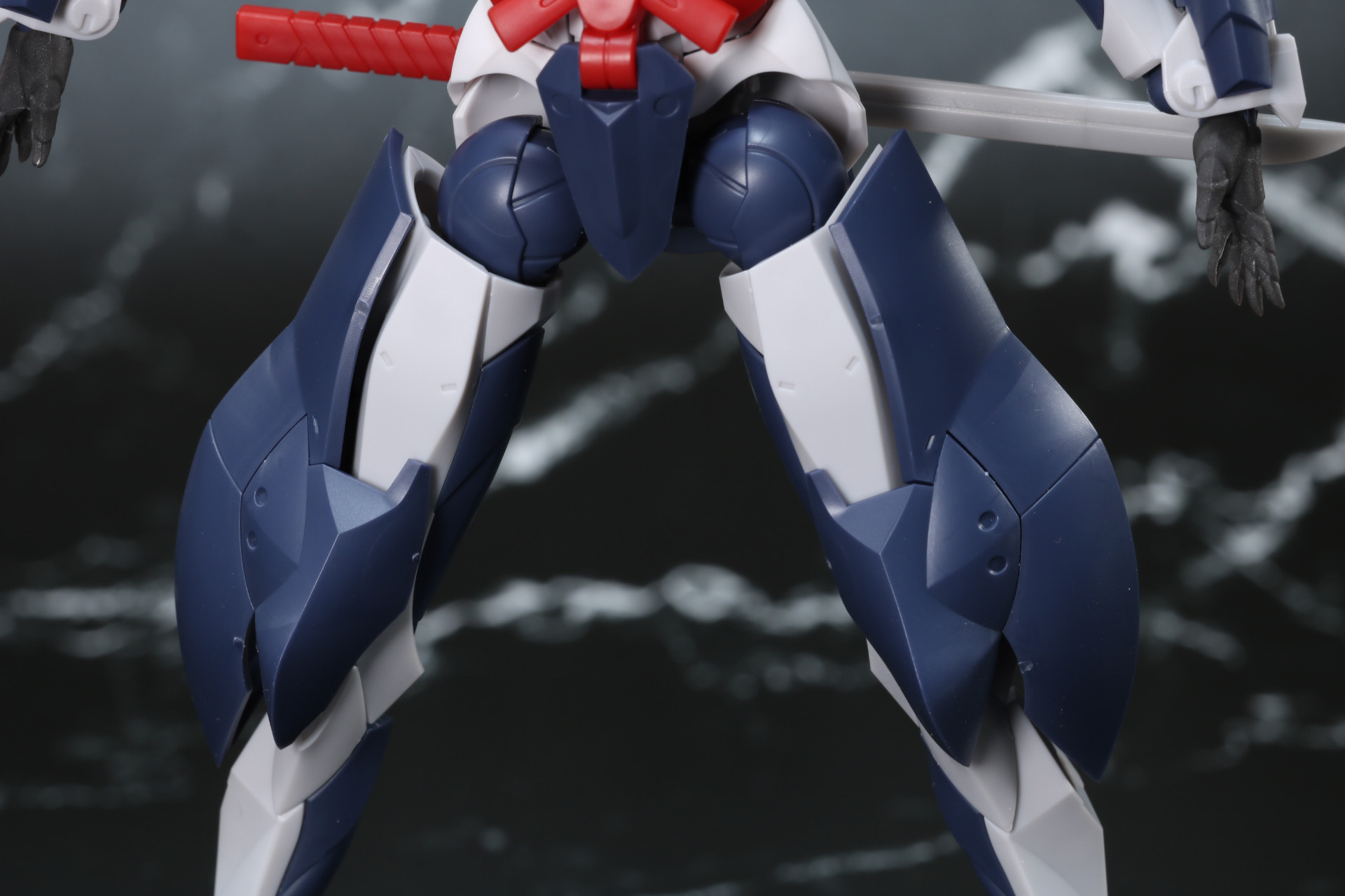 太もも部はボリュームあるアーマーが装着されている