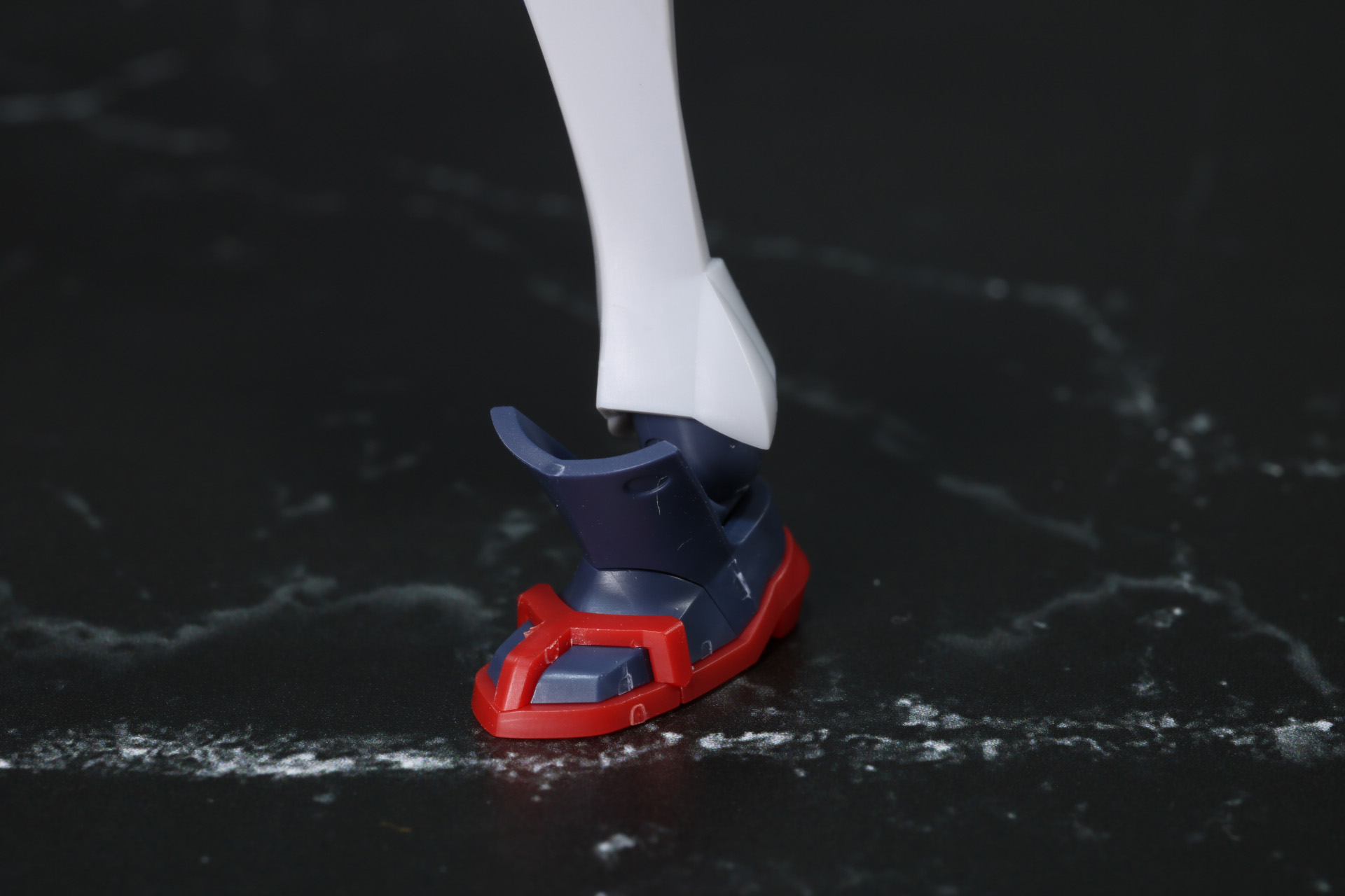 足先は足袋のようなデザイン