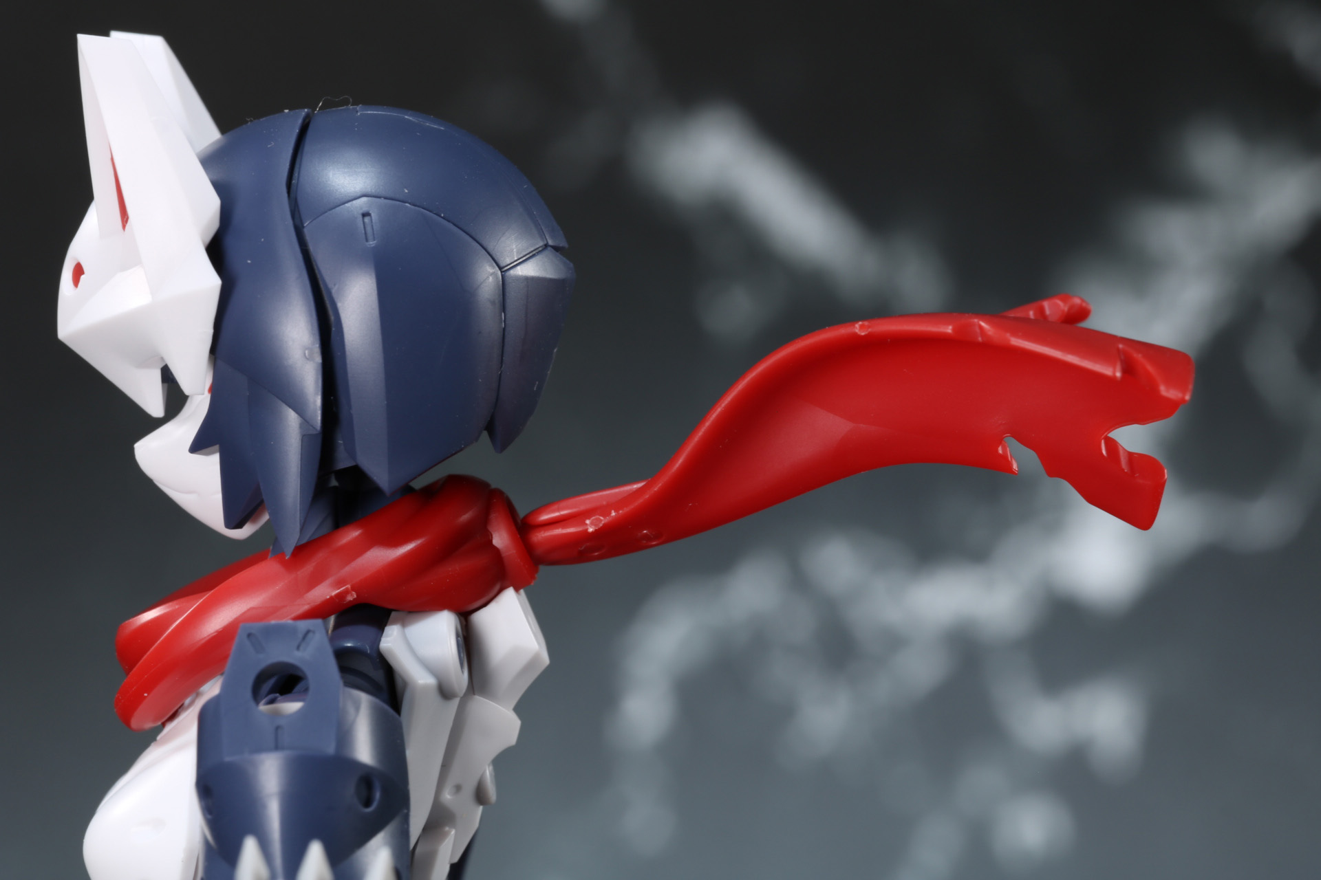 波打つようなマフラーの動きのある造形