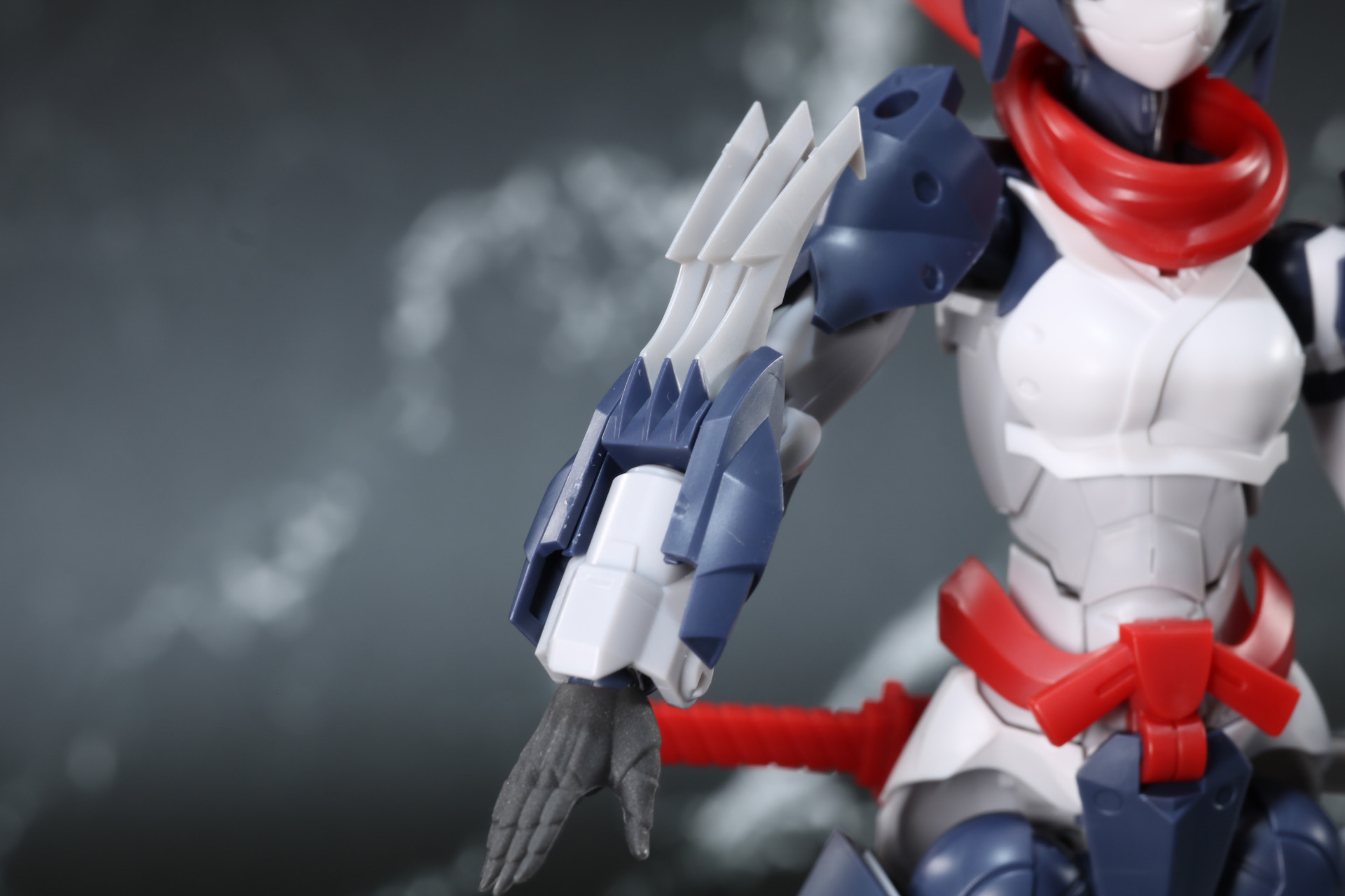 鉤爪の展開。三連リストジョイントで前面に展開