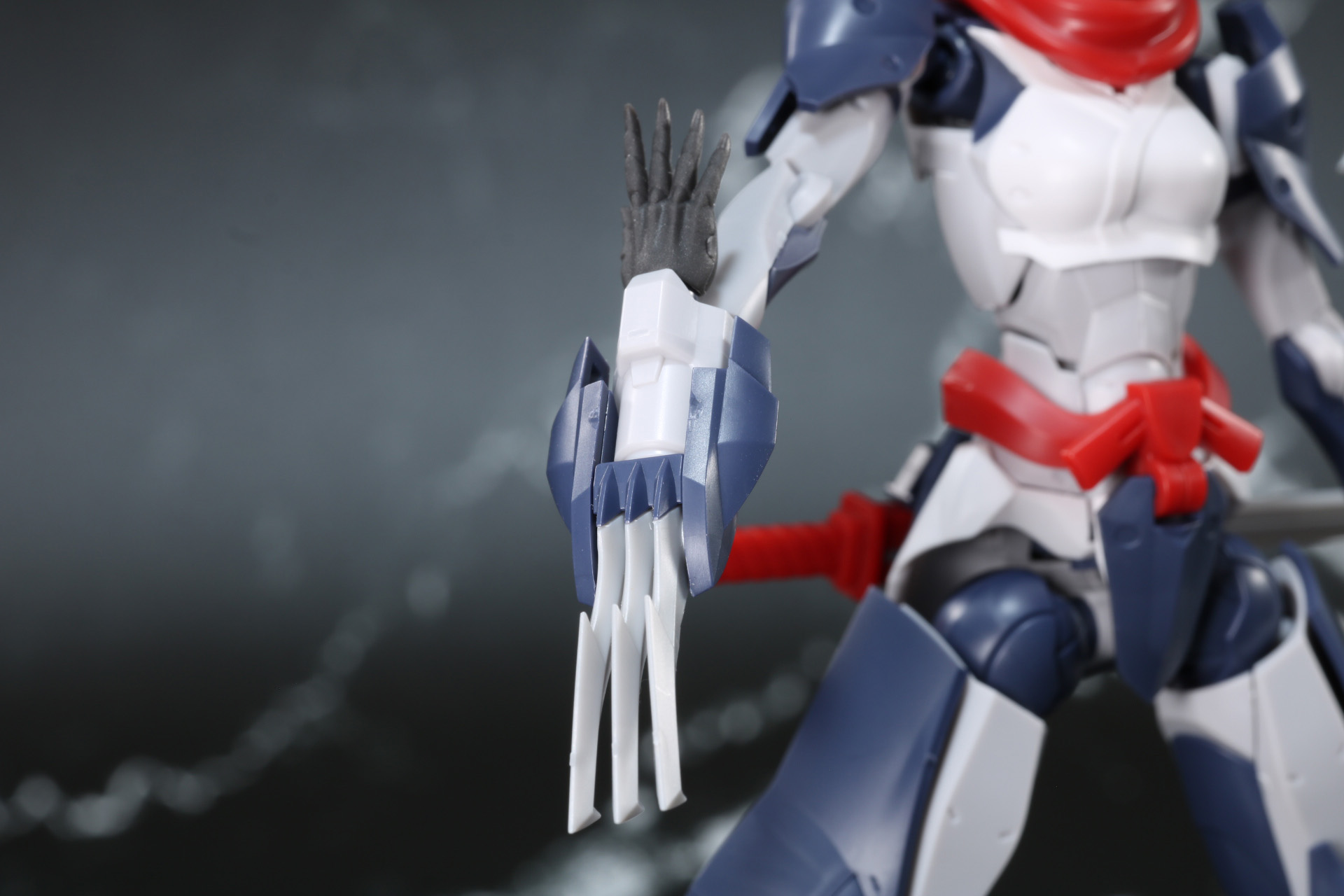 鉤爪の展開。三連リストジョイントで前面に展開