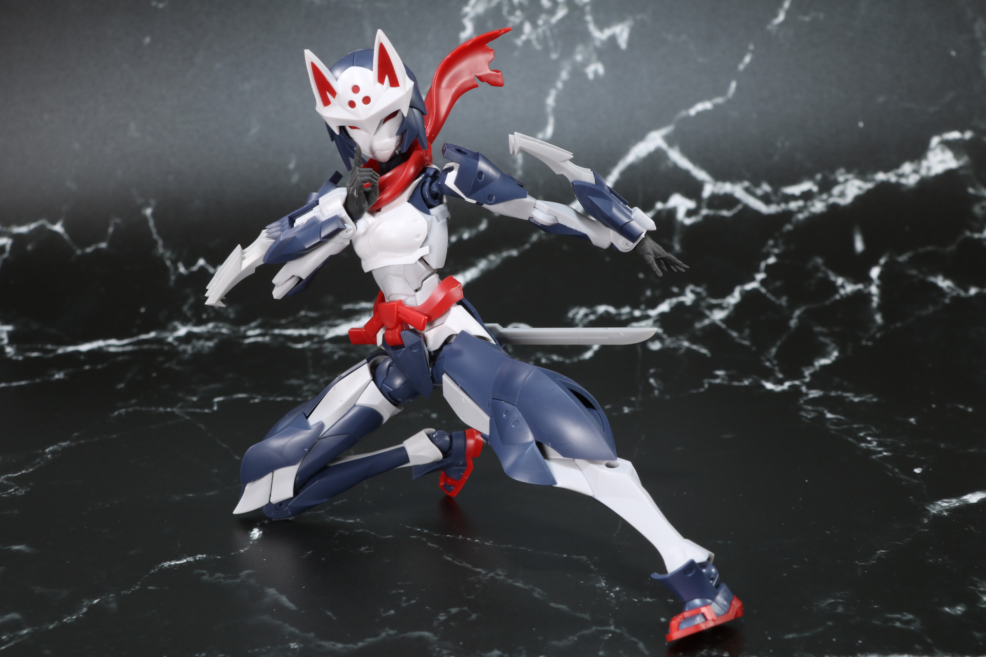 片膝立ちのような動きのあるポーズ