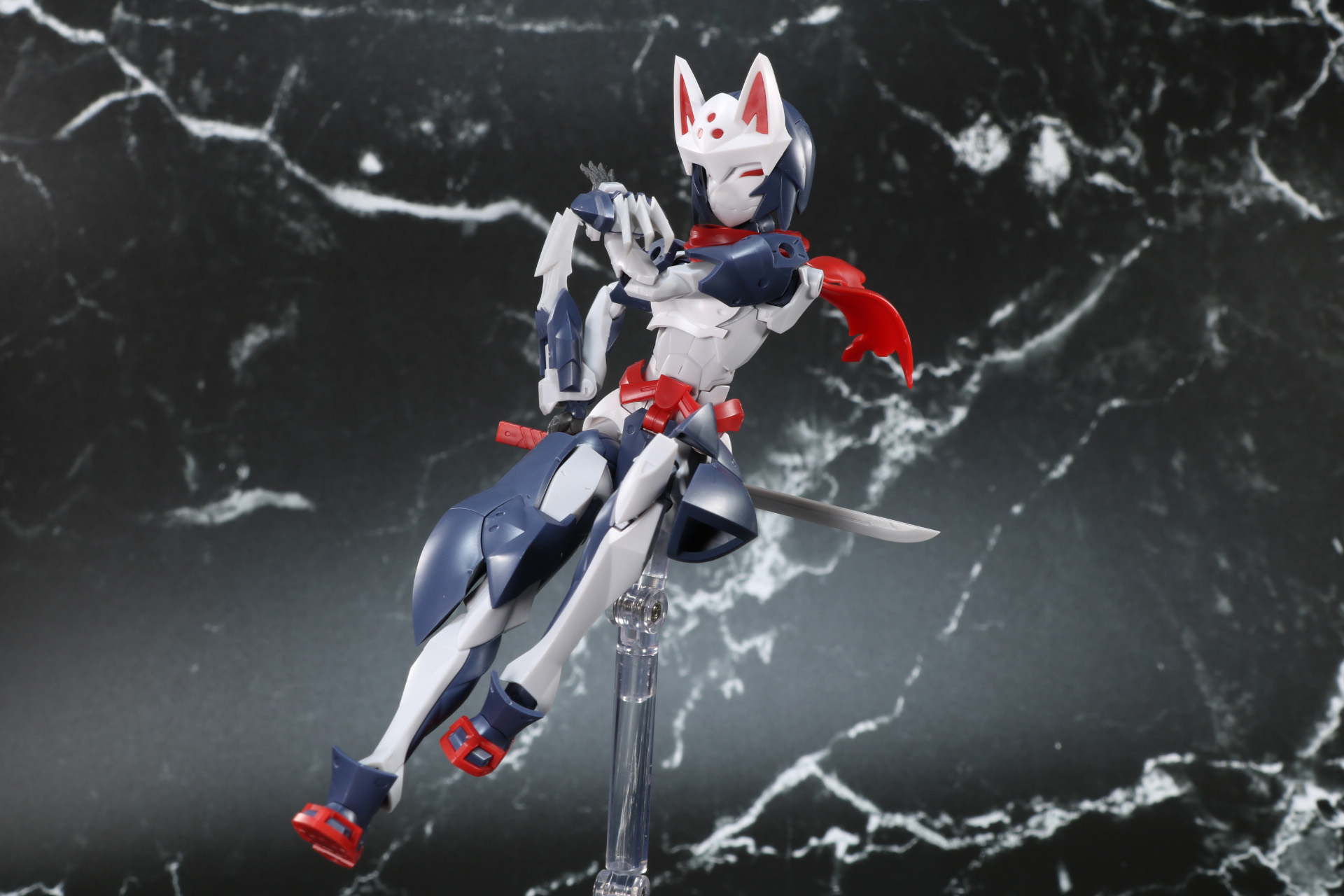 別売りの「ニューフライングベース」でさらにポーズの幅が広がる