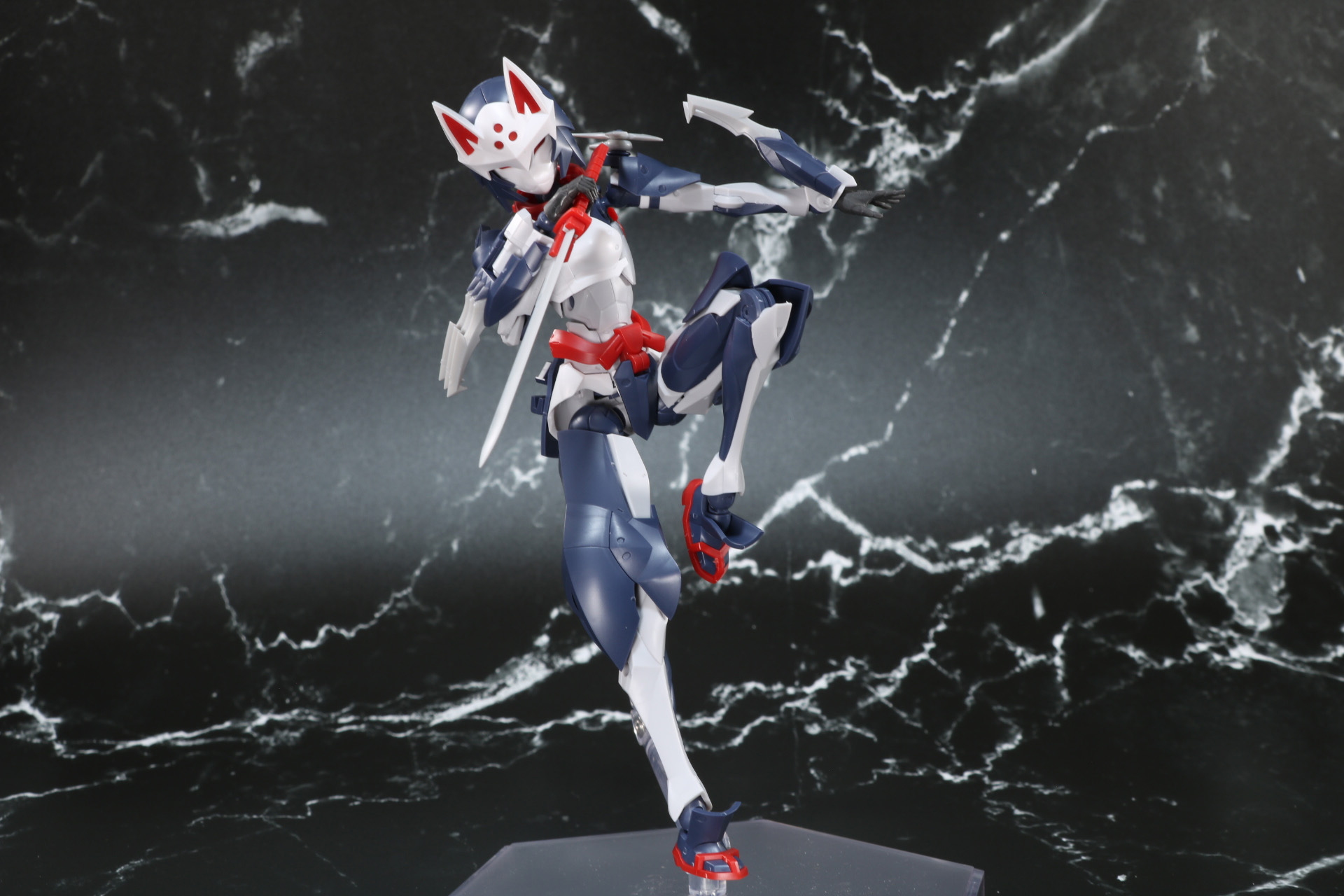 苦無を指先で遊ぶ表現も可能