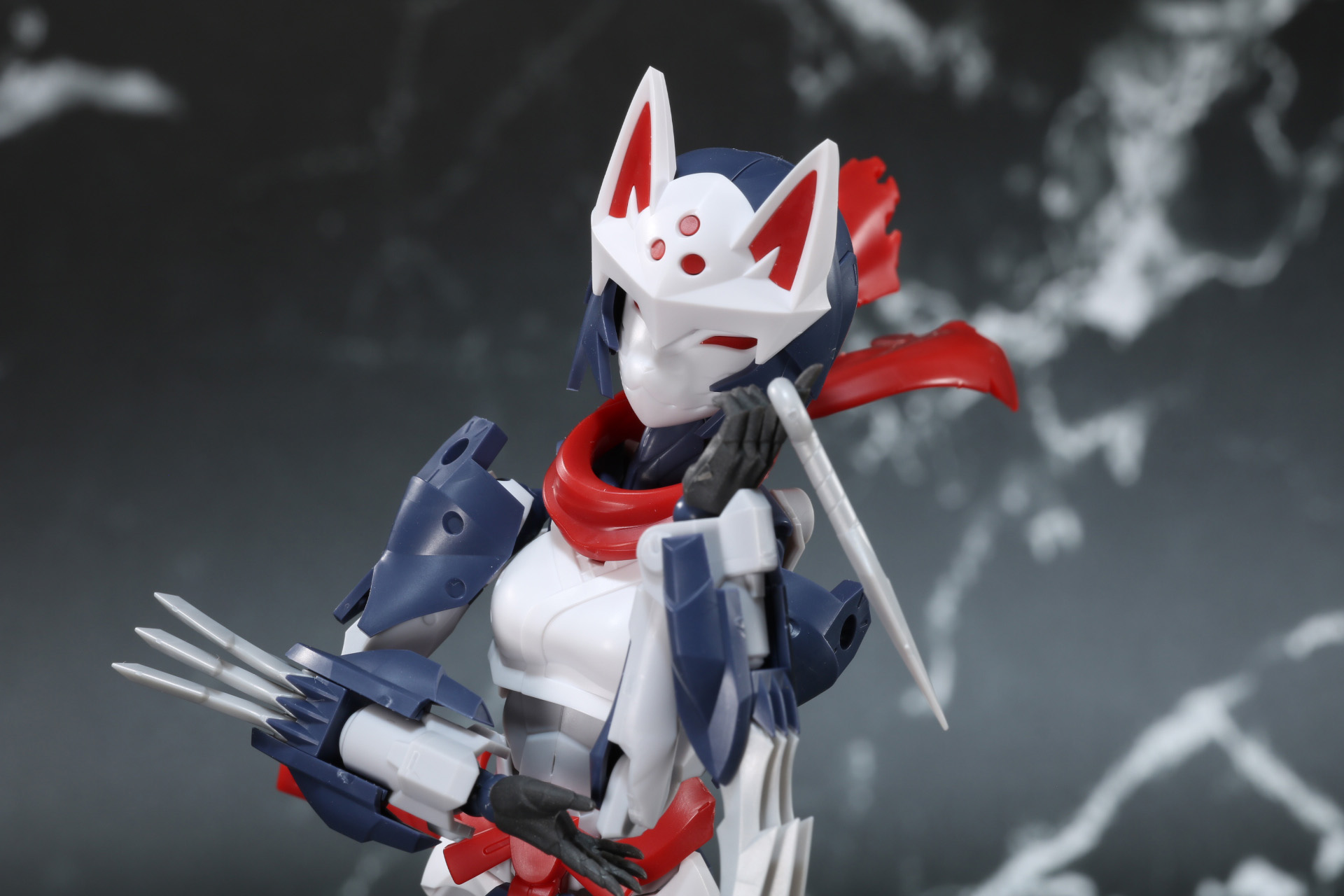 苦無を指先で遊ぶ表現も可能