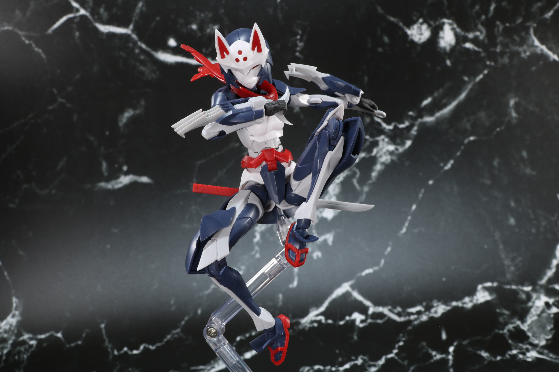 手裏剣を手に空中から攻撃