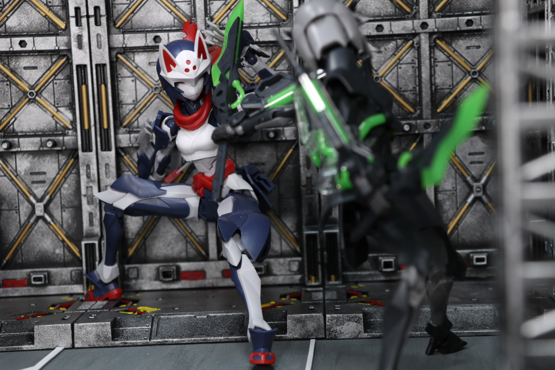 敵の攻撃に壁際に追い詰められる