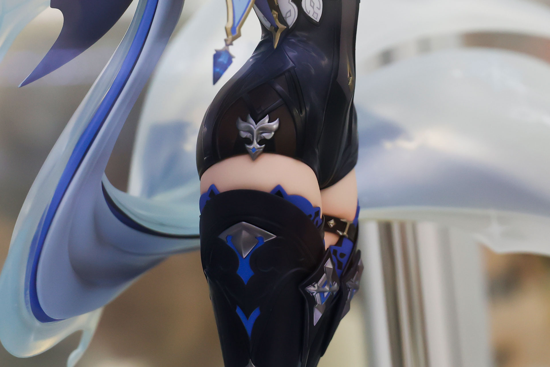 腰のあたりや脚にも小物が取り付けられている