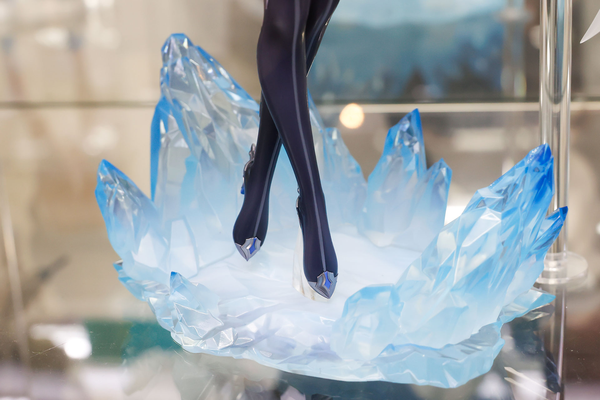 エフェクトが舞い上がったような台座も付属