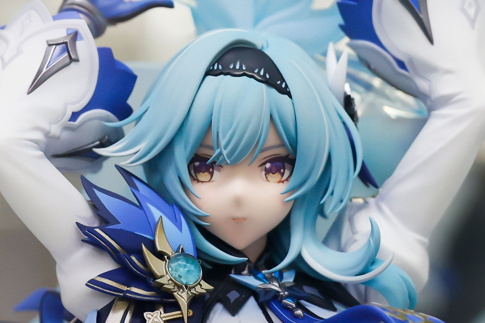 凜々しい表情をしたエウルア