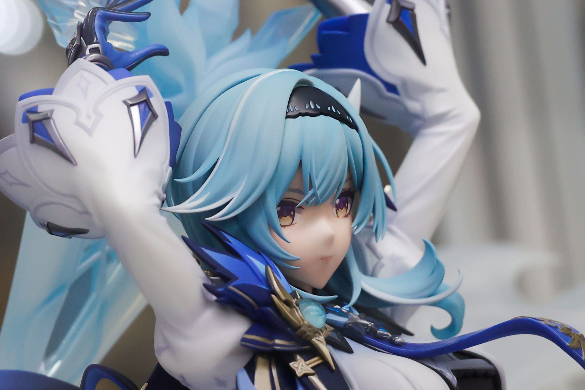 髪の一部は白くなっている