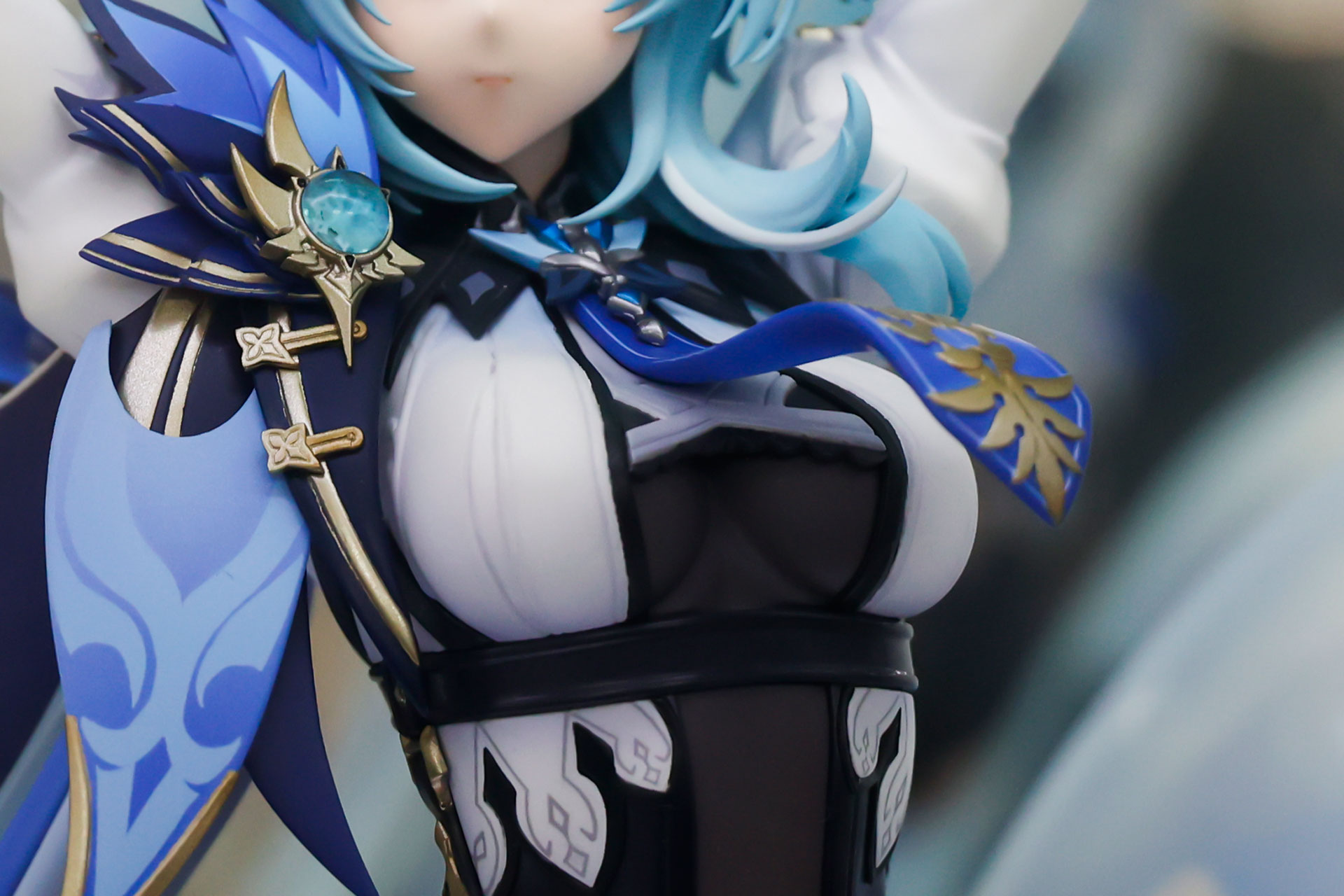 宝石が付いたアクセサリーなど小物類も細かく作り込まれている