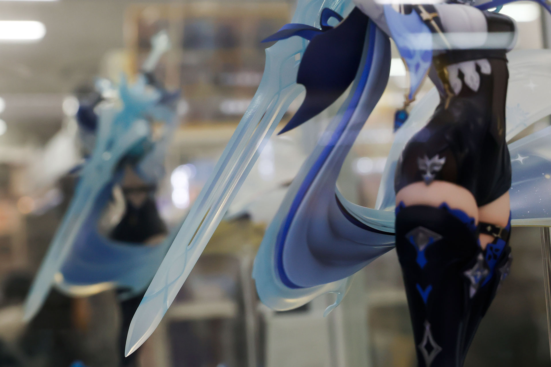 手に持った剣は透明感ある素材が採用されている