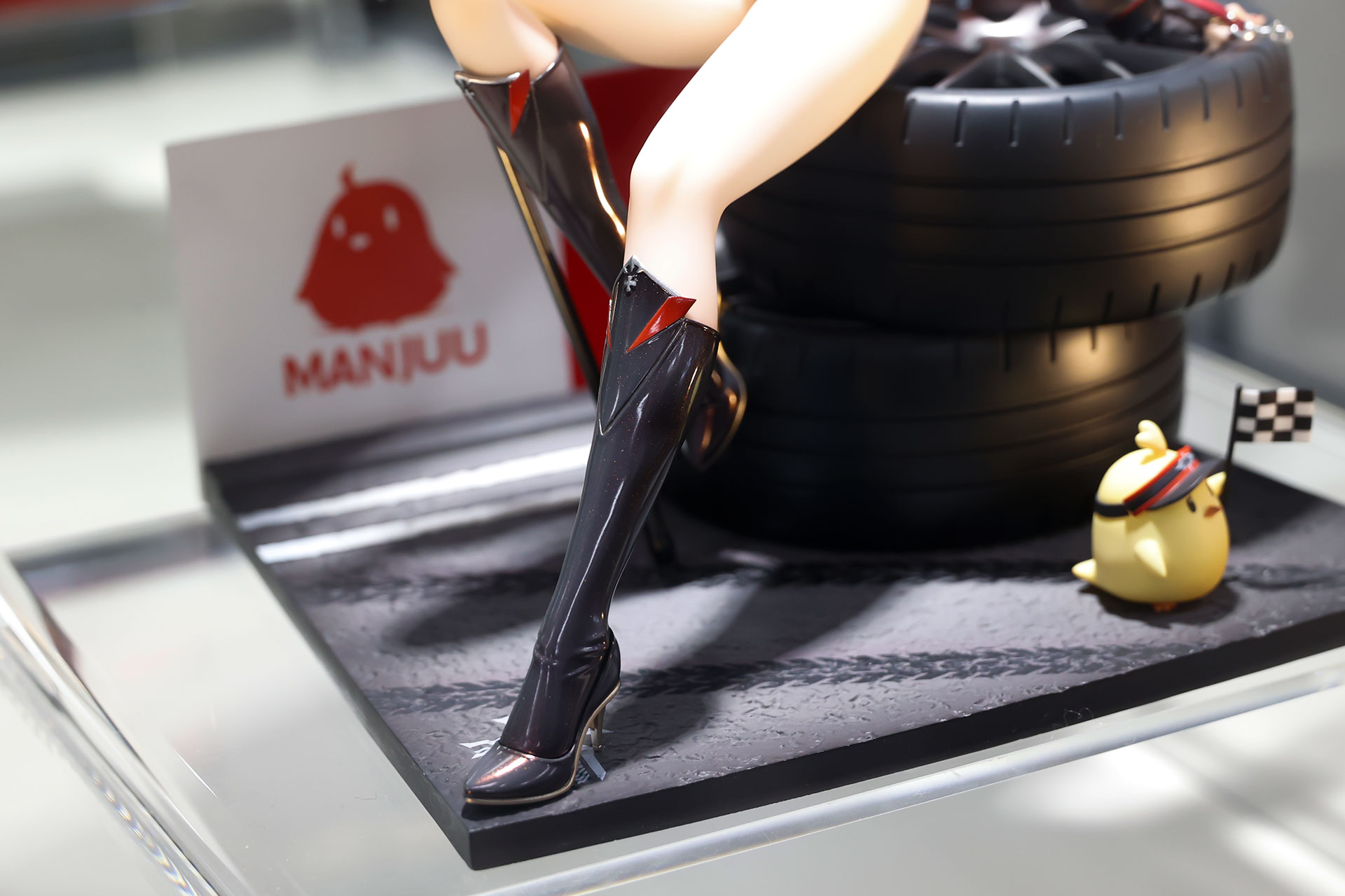 台座にはタイヤの跡が付いている