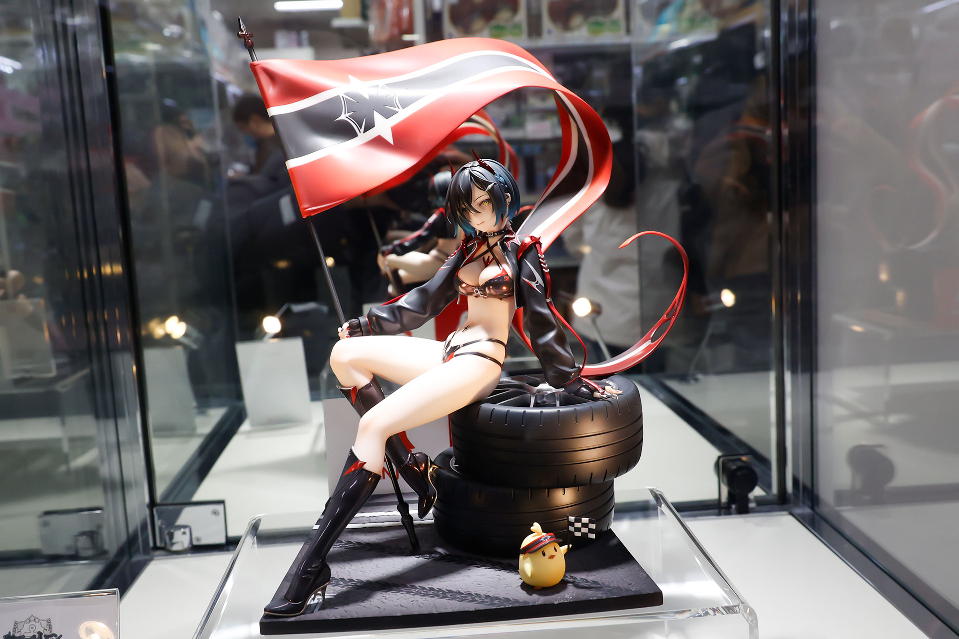 フィギュアの素材はPVCとABSで、台座部分を含む全高は約290mmだ