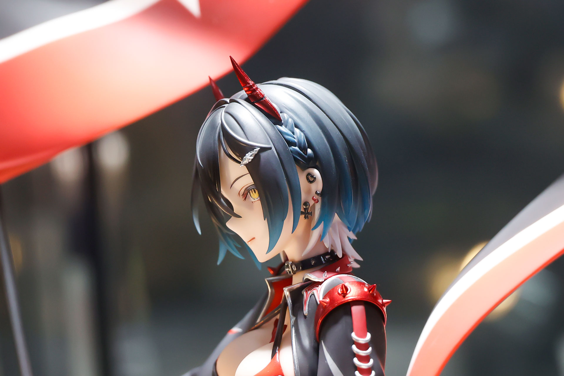 一部編み込まれた髪やアクセサリーなどしっかり作り込まれている