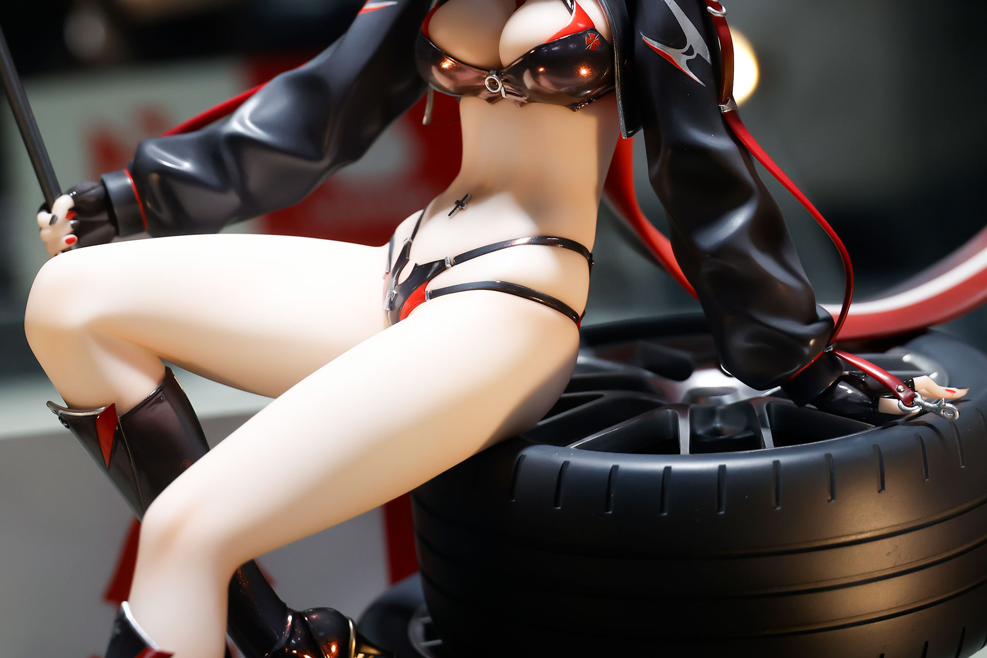 白い素肌に目が奪われる！