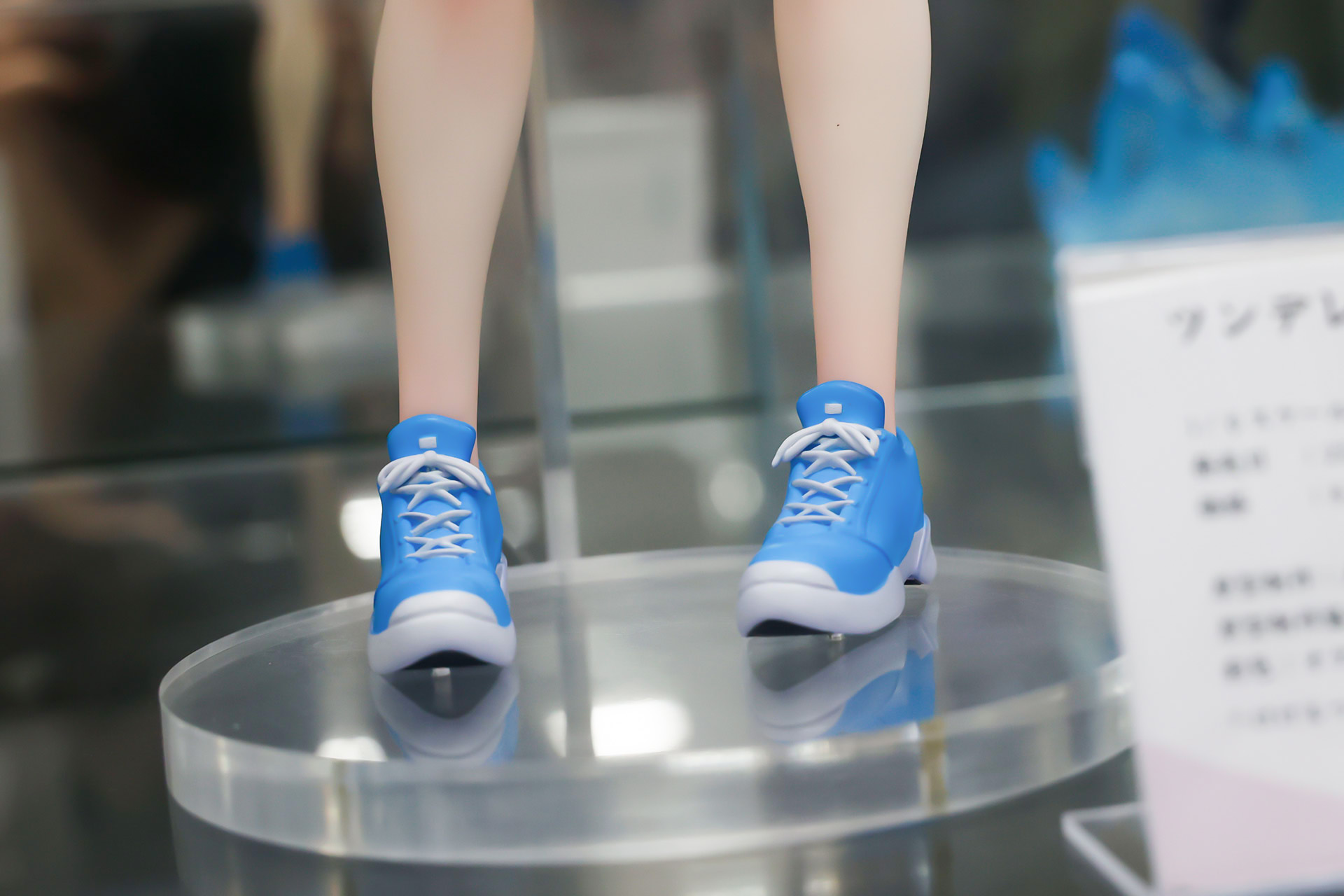 足元はジャージと同じ色の青いスニーカー姿だ