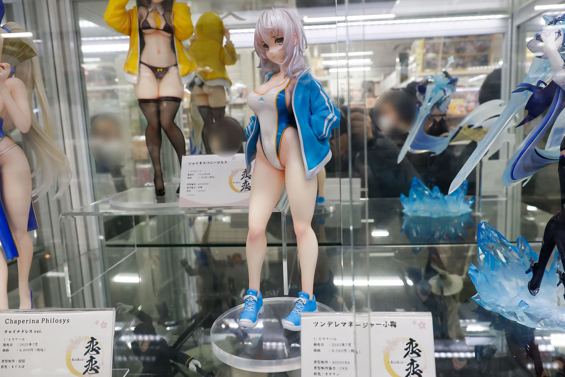 フィギュアの素材はPVCとABSで、全高は約270mmだ