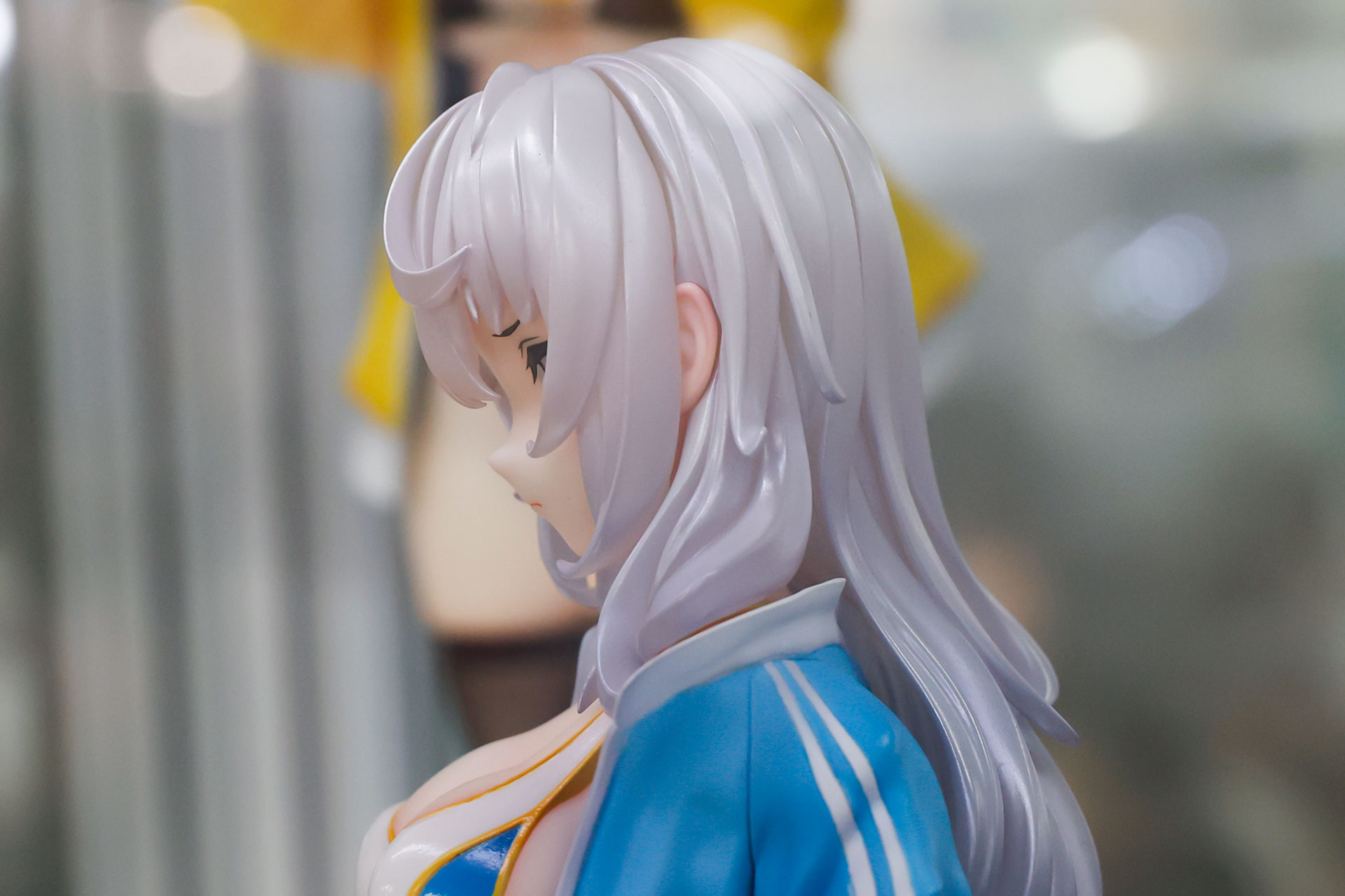 ヘアスタイルは複雑な形状をしながらも、うまくまとめられている