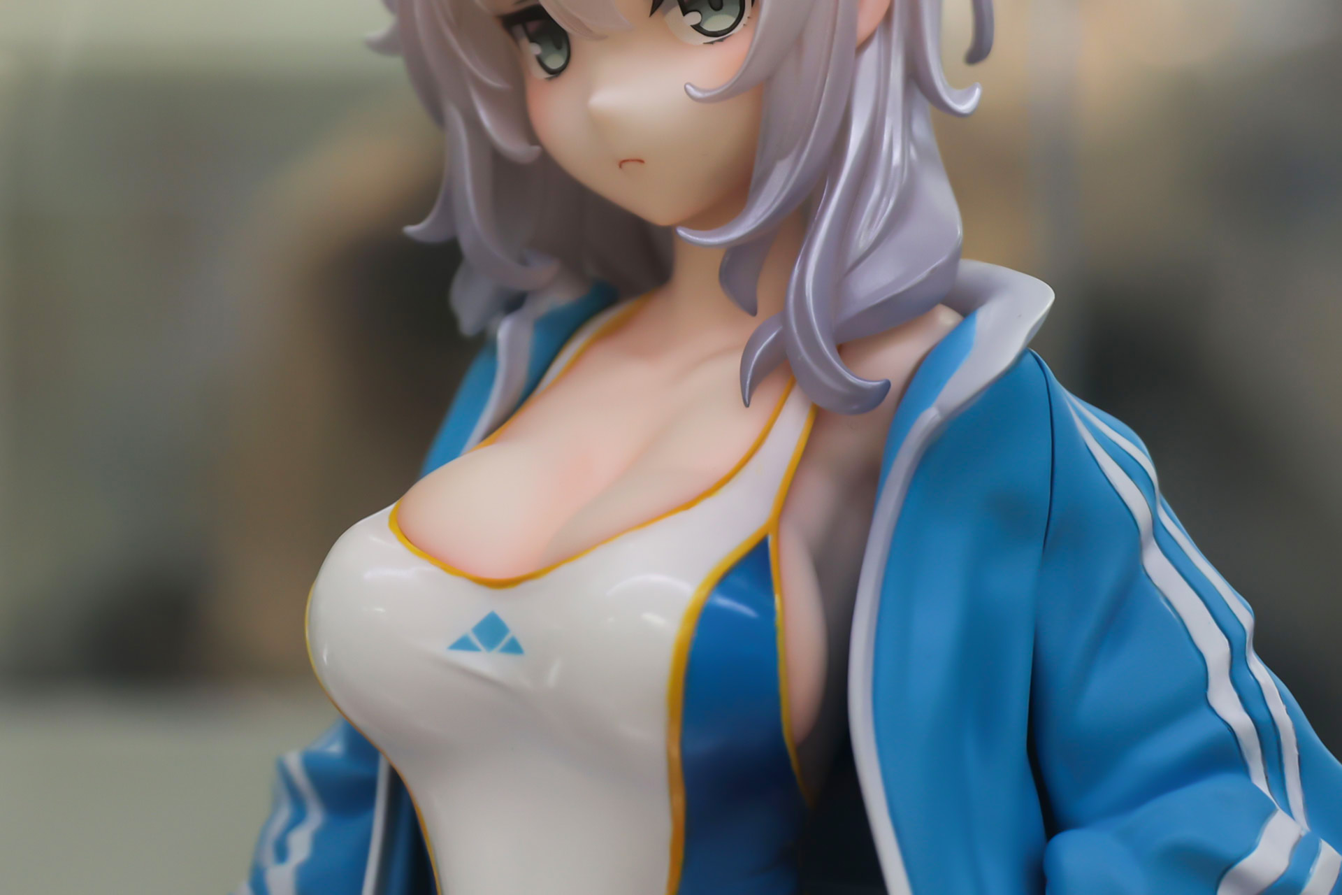 胸元もボリューミーだ