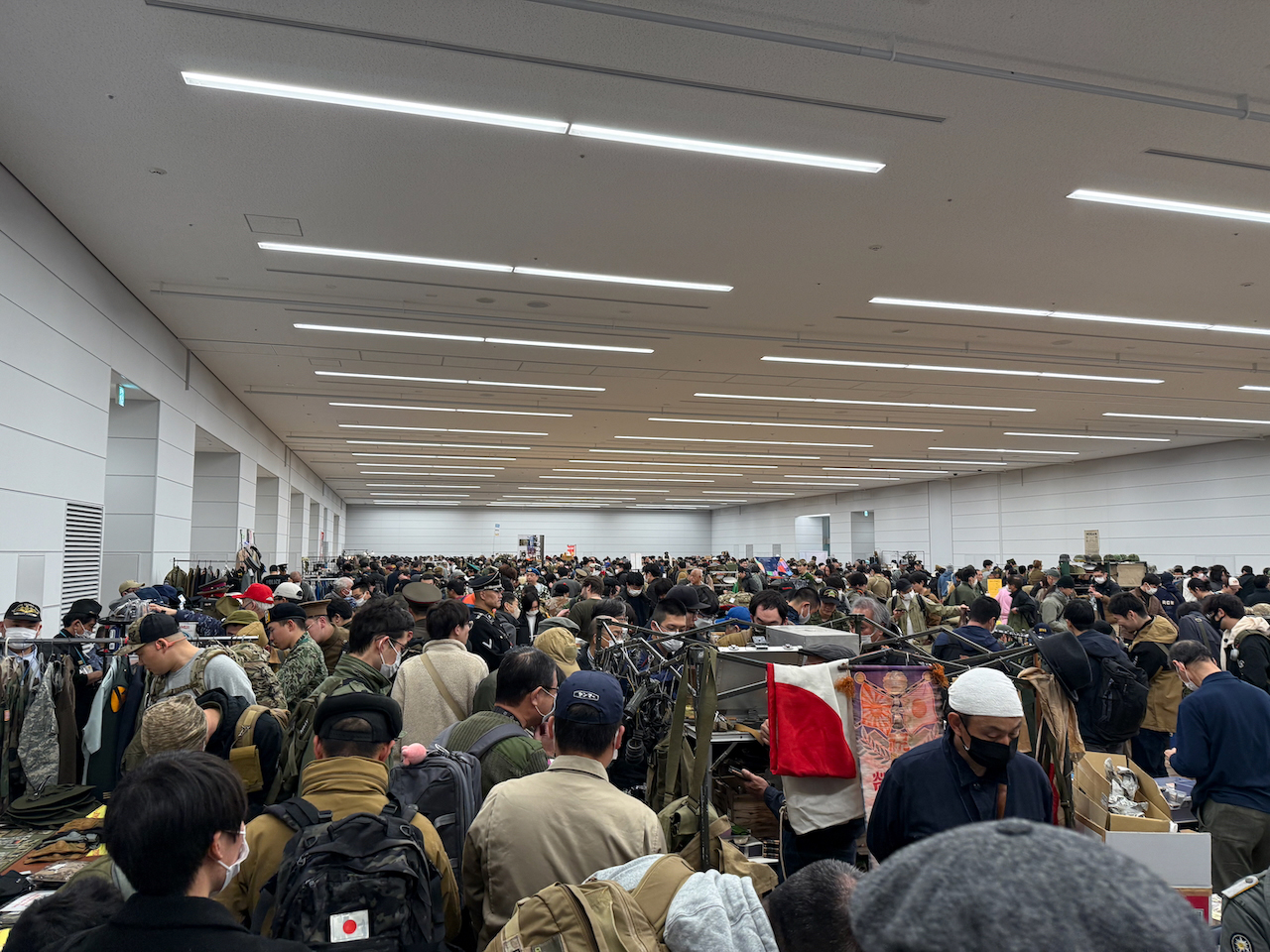 専門ブースがひしめく「ミリタリーフロア」には、多くの来場者が詰めかけていた