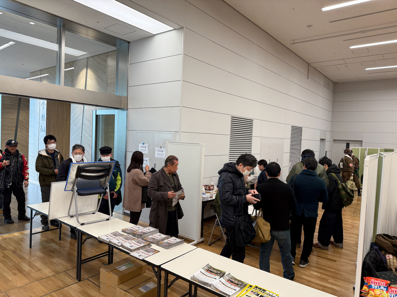 5階の入場チケット売り場。午後になっても途切れなく入場列が続いていた