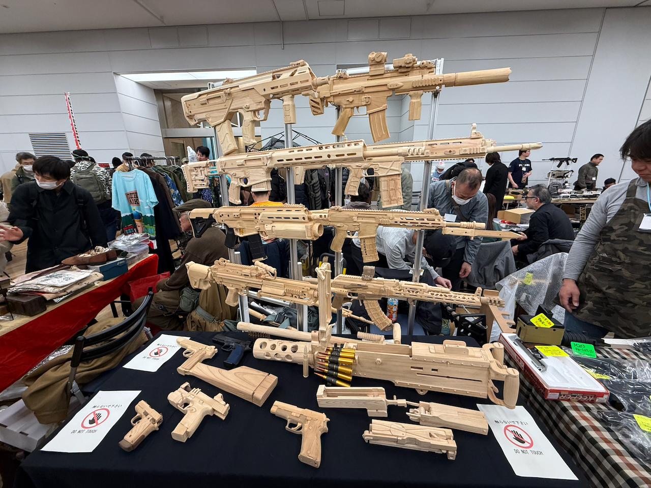 機関銃からアサルトライフルまで、精巧な出来栄え。色を塗ったら実銃と見間違えるほどのリアルな仕上がりだ