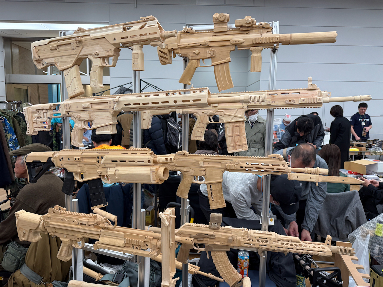 木の色合い、木目がなければリアルな銃、すくなくともエアガン、モデルガンと見間違えてしまうだろう