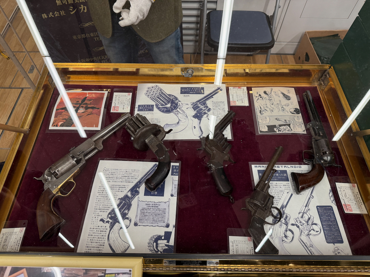 コレクションの数々。左端がM1848 3rd Model ドラグーン、右端が1851 NAVYだ