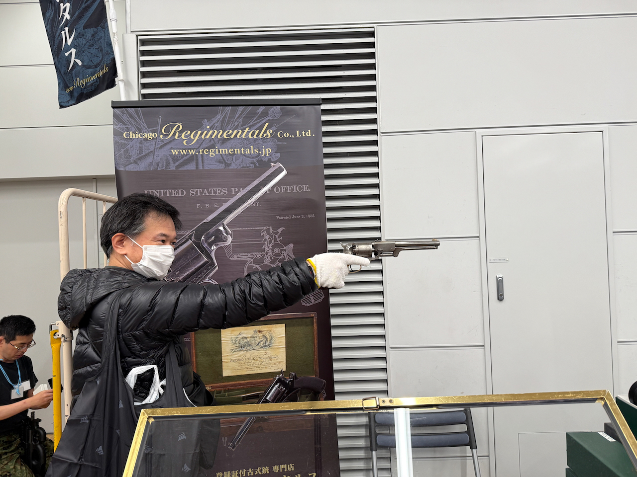 コルト M1848 3rd Model ドラグーンを構えてみる。この重量感がたまらない。思わず顔もニヤけてしまう