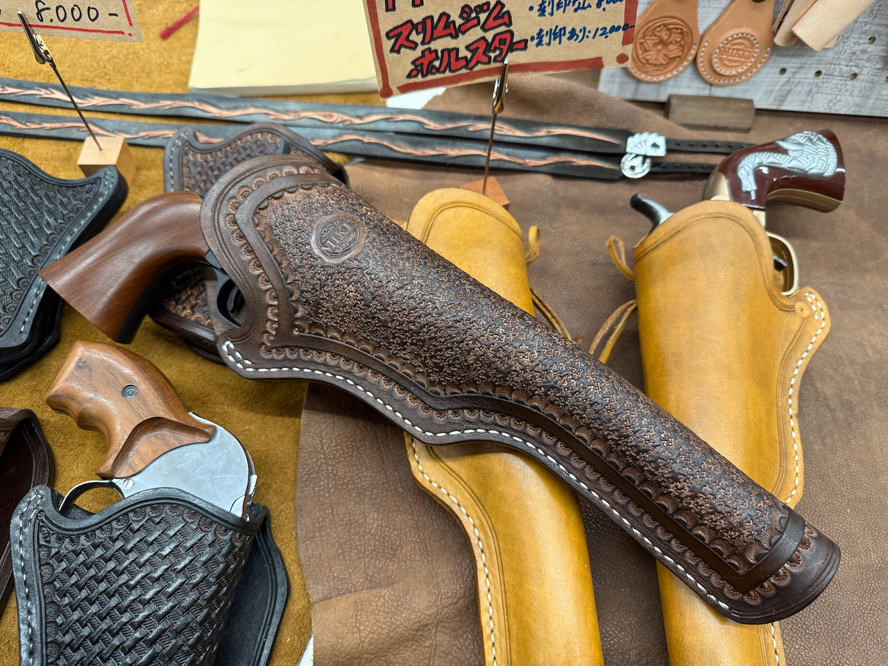 1851NAVY用ホルスター。プレーンタイプが8,000円、刻印ありが12,000とお手頃価格なのも嬉しい