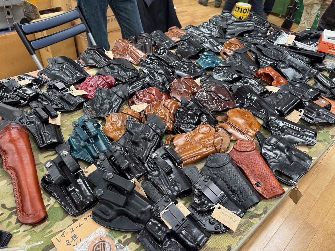 クラシックなスタイルから最新のスタイルまで幅広いタイプのホスルターがずらりと並ぶ