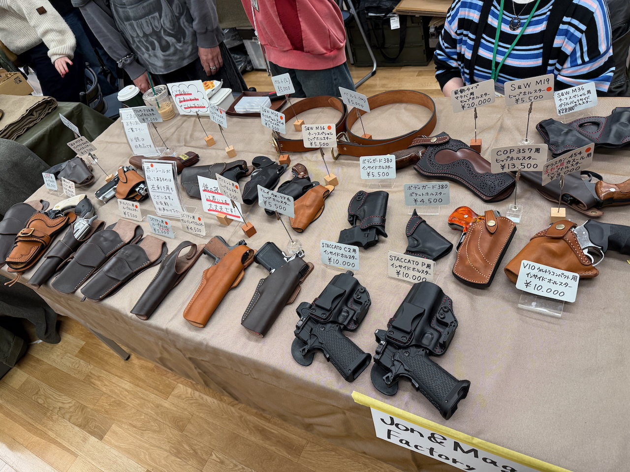 Jon & Maggy Factoryのホルスターラインナップ。価格以上の品質、満足感だとブースを訪れる人にも好評