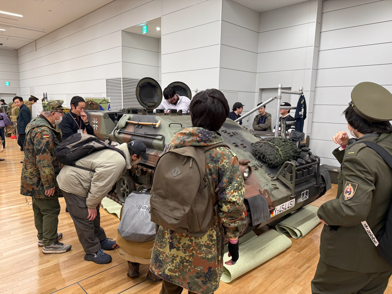 ドイツ軍装の人が集まって熱心に見ていた