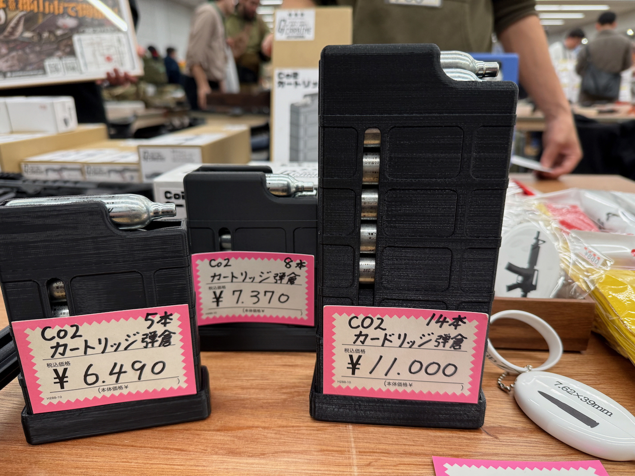 弾倉型のカートリッジ（ボンベ）ストッカー。ライフルのマガジンと同じ操作感で使えるのが人気