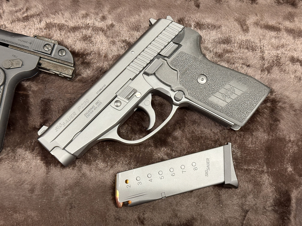 ゆも庵ブースで展示されていた「アトリエ ベルナッツ」のモデルガンキットの組み立て品SIG P239