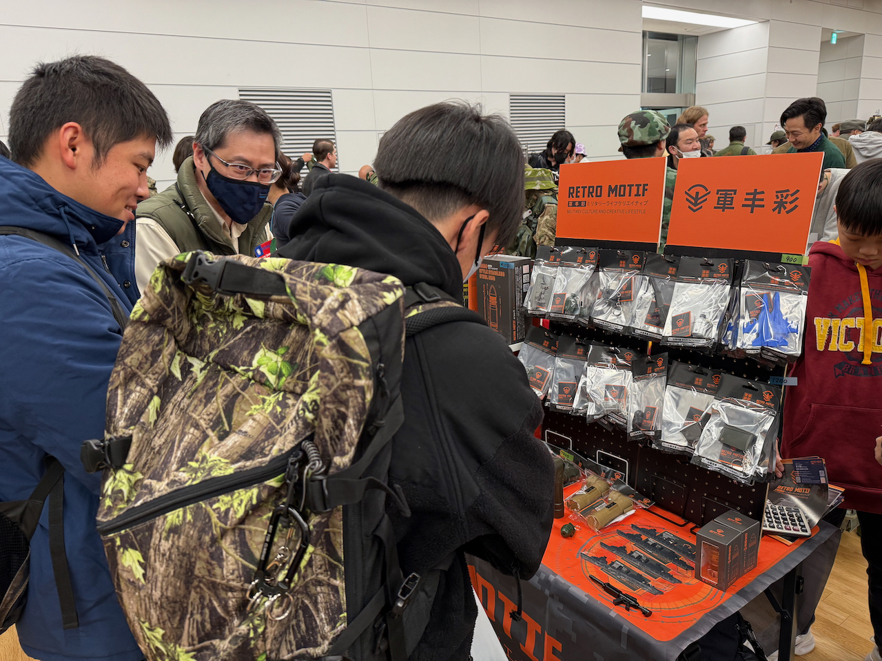 RETRO MOTIFのブースでは、砲弾型水筒や、ミリタリー小物やリアルなM4ボルトを再現したボールペンなどが人気だった