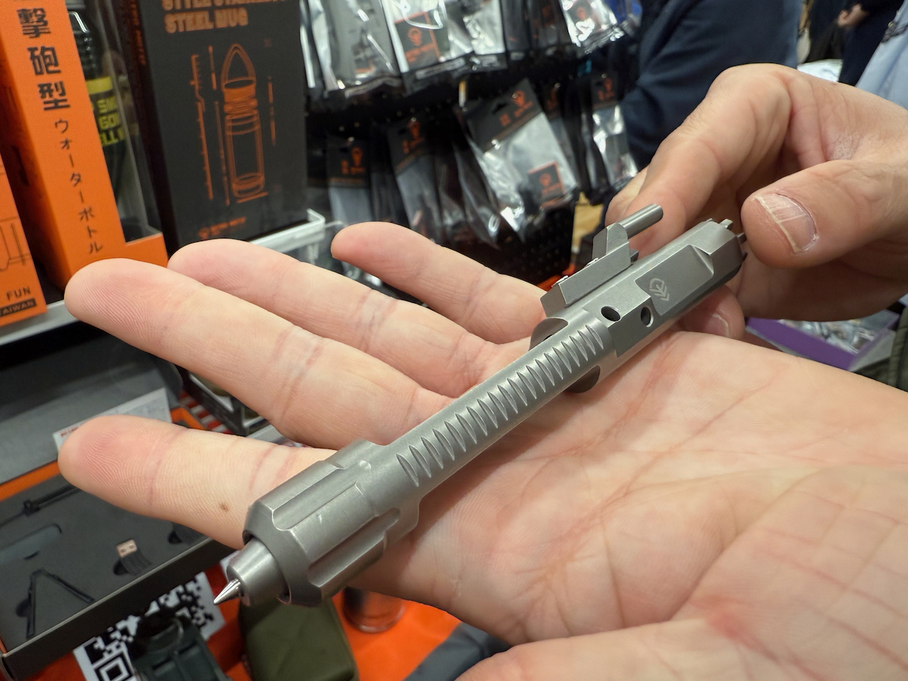 ボールペンの芯を固定した状態。ボルト部のロックを解除するとバネの力で芯が収納される