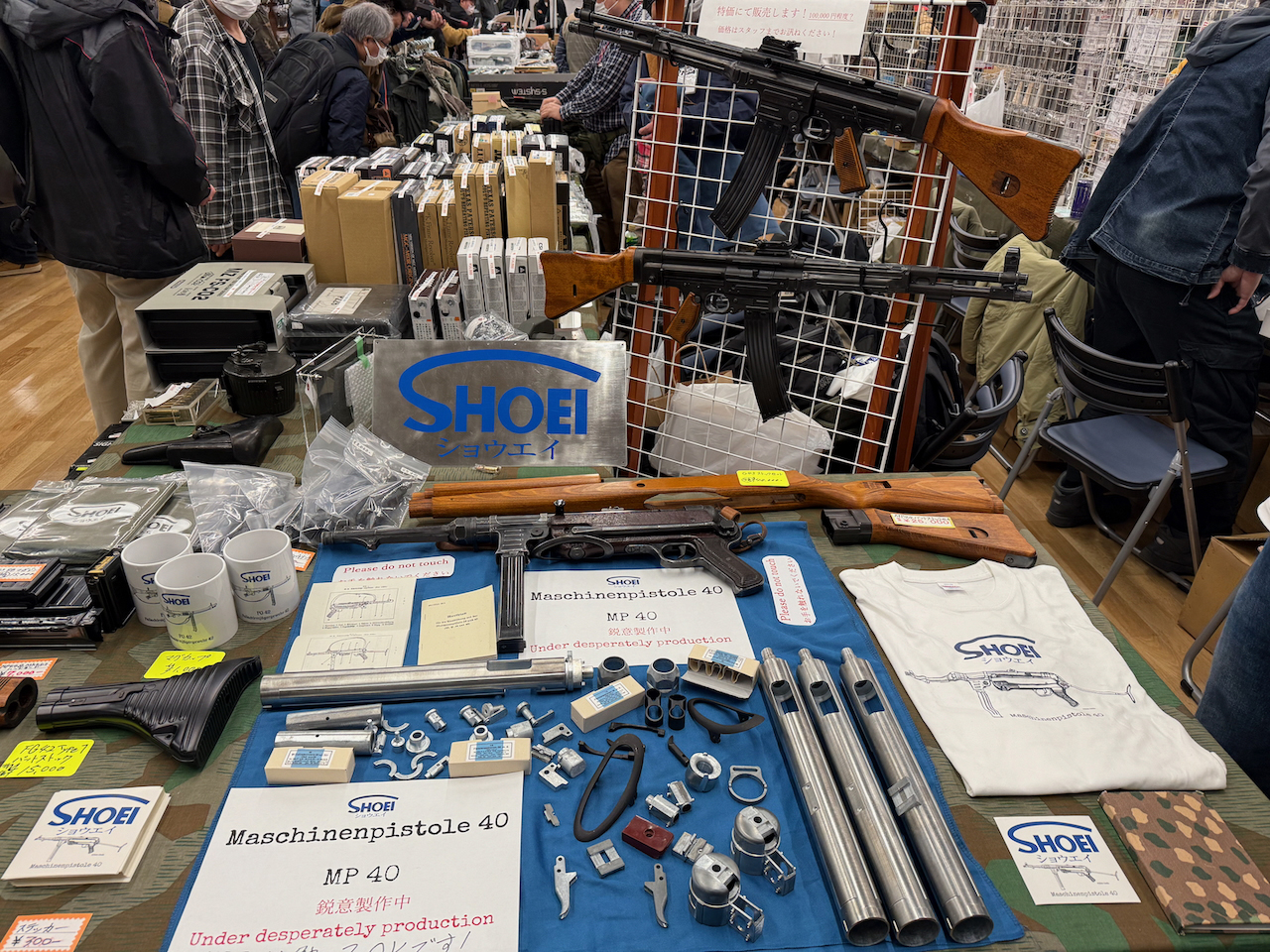 モデルガンメーカーのショウエイブースでは、すでに製作、発売が発表されているMP40の進捗が展示されていた