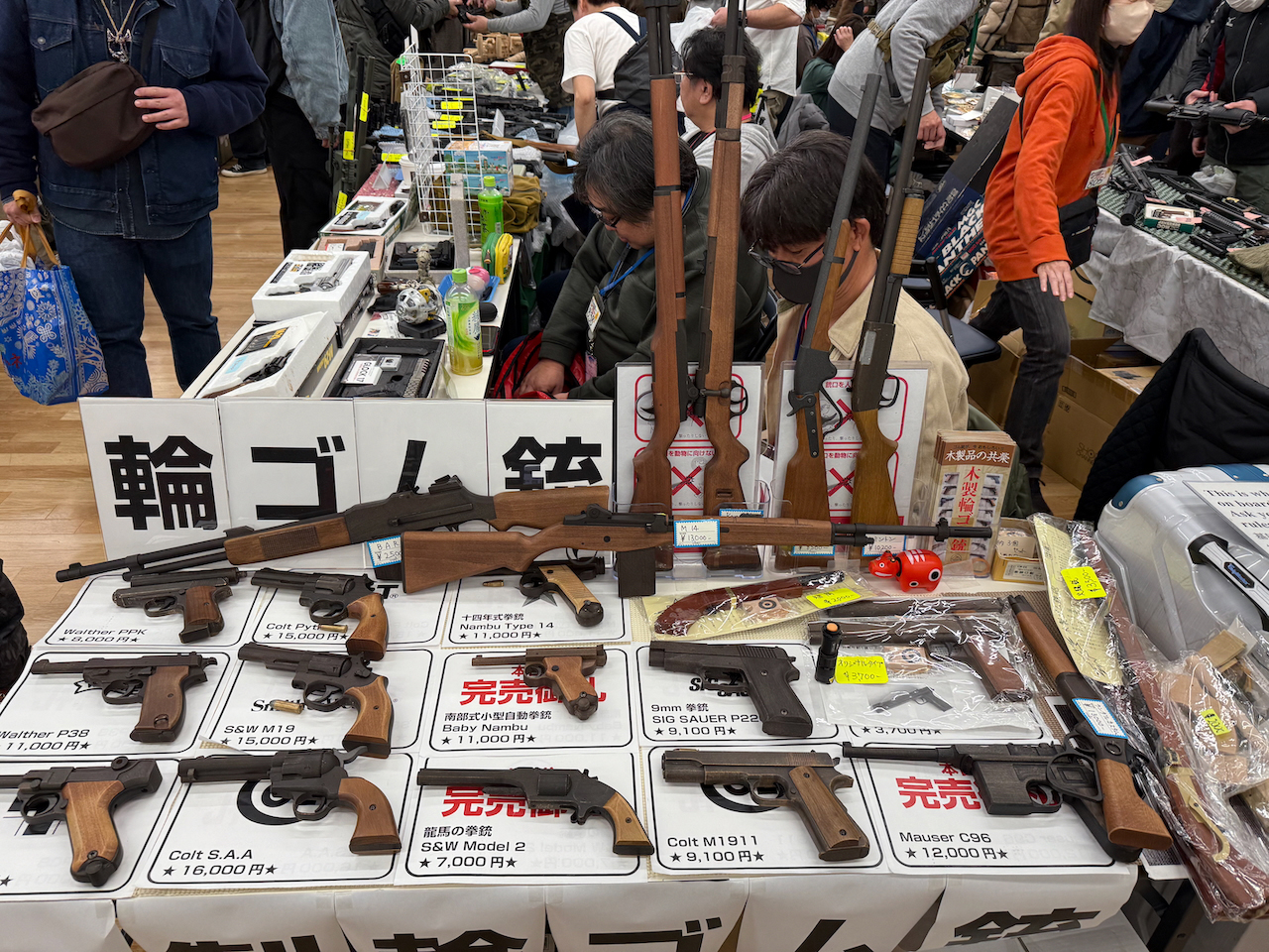 玖須美屋は“輪ゴム銃”メーカー。ハンドガンからライフルまで、ホンモノの銃に見えるリアルな仕上がりなのに、輪ゴム銃としても機能すると言うのが驚きだ。