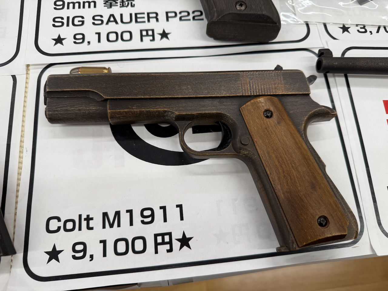 Colt 1911いわゆるガバメントも木製、輪ゴム銃と思えないリアルな仕上がりだ